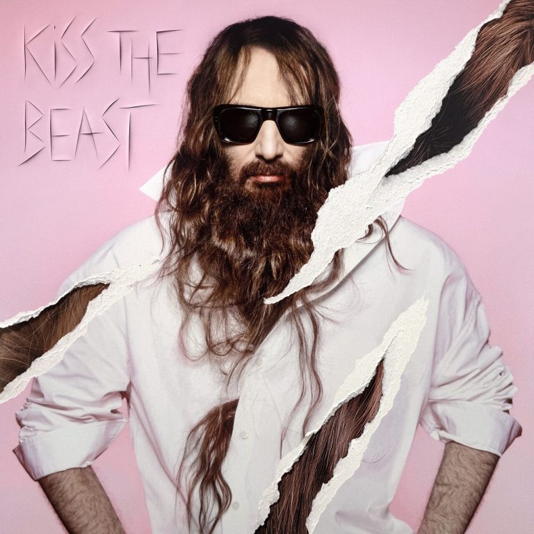 SÉBASTIEN TELLIER REVIENT AVEC UN ‘KISS THE BEAST’ SCINTILLANT MAIS INÉGAL