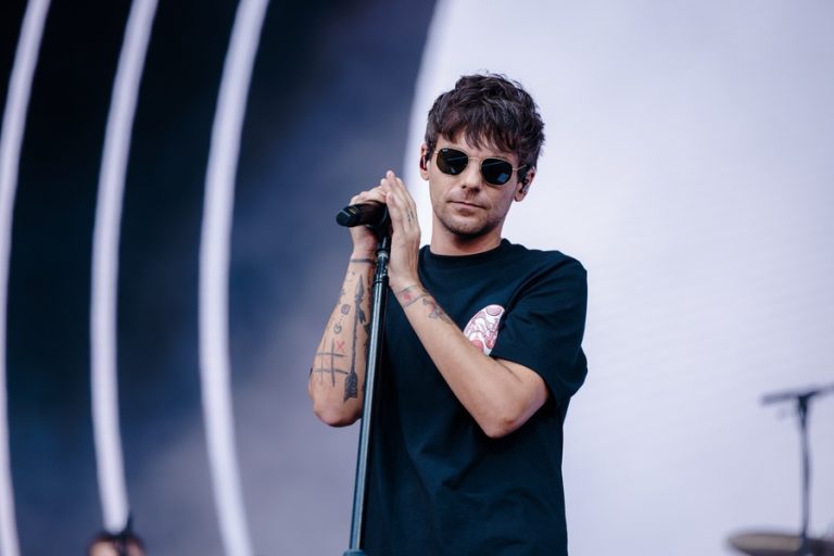 Louis Tomlinson clôture le chapitre européen en beauté à l’Accor Arena de Paris